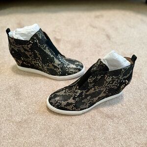 Linea Paolo FELICIA leather platform wedge sneaker bootie